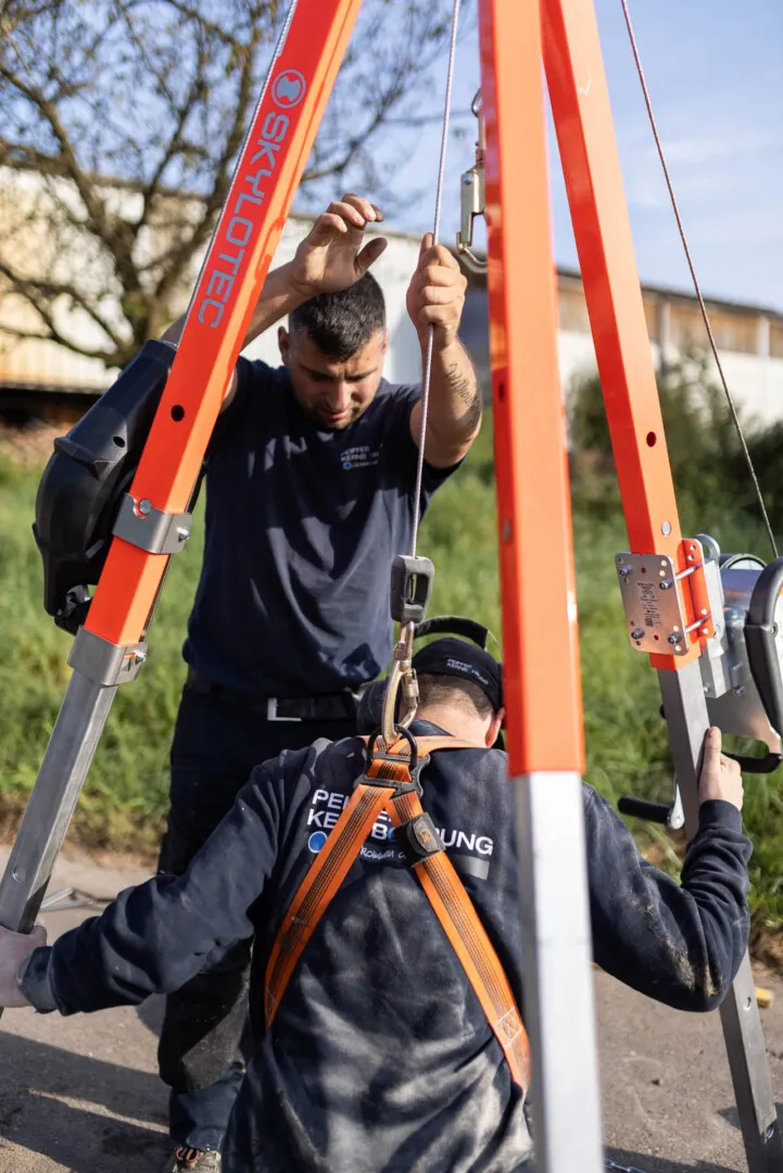 Zwei Männer arbeiten auf einer Baustelle und führen verschiedene Bauarbeiten durch.